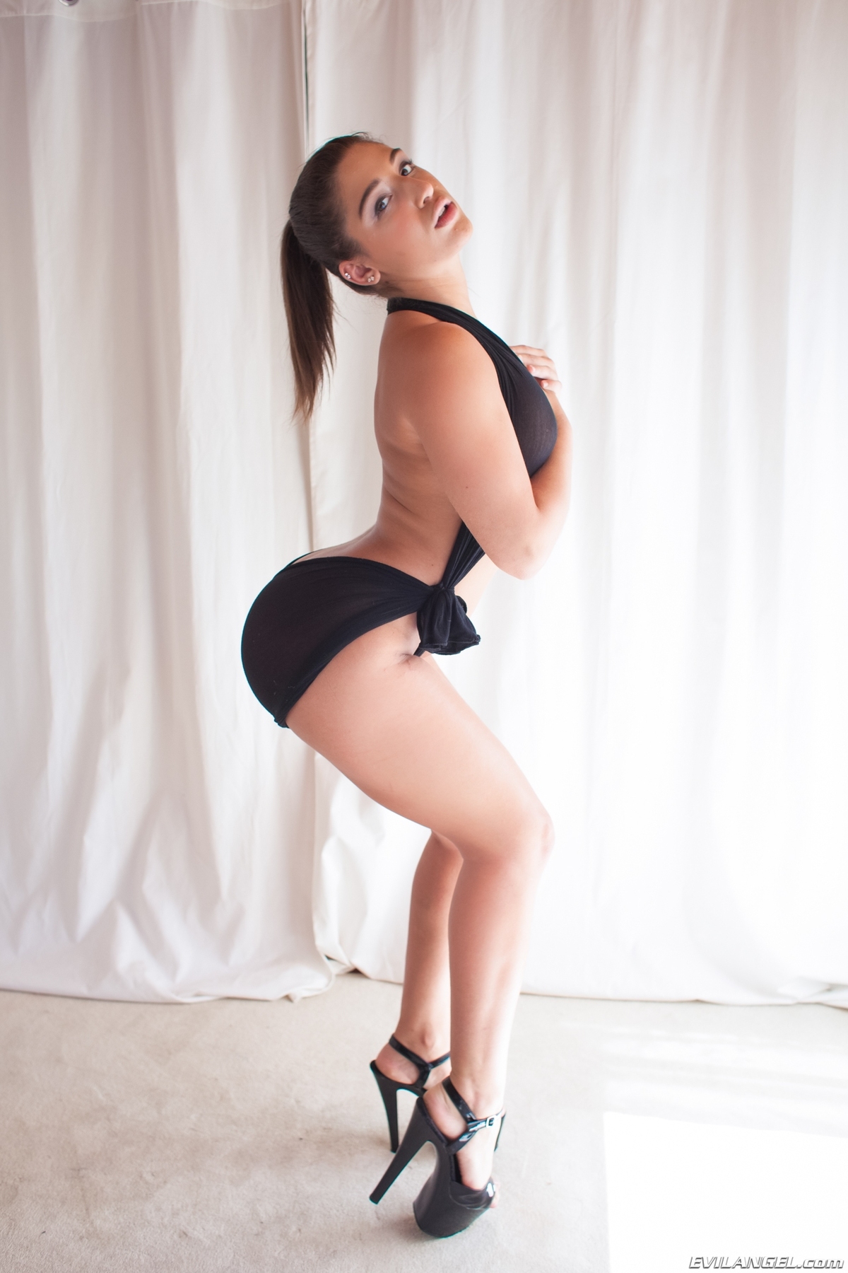 Abella Danger Huge Round Booty - picture 01