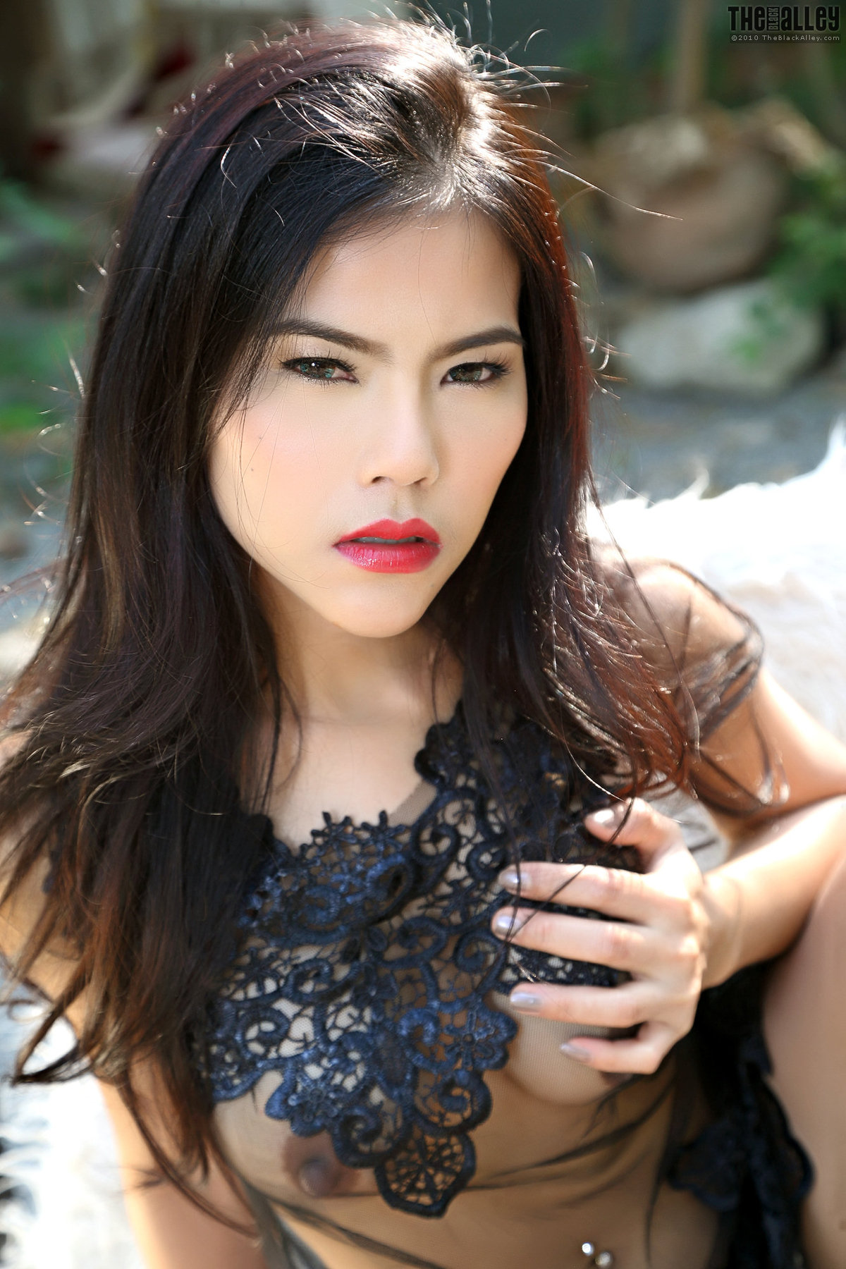 Sensual Asian Babe Veevie Red Lips - picture 04