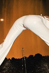 Cool Brunette Pussy in Public - pics 01