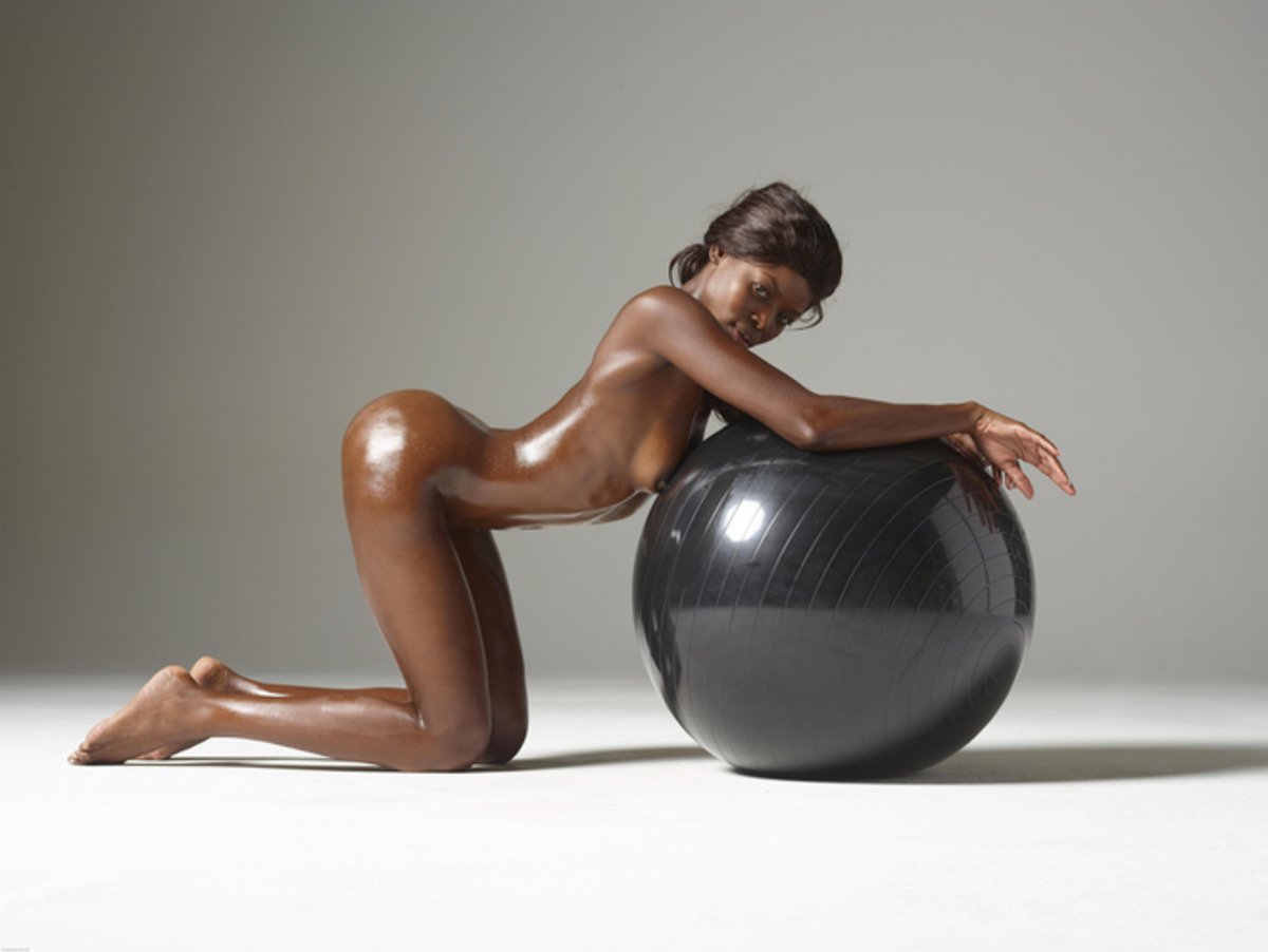 Simone Ebony Body vs Black Ball - picture 00