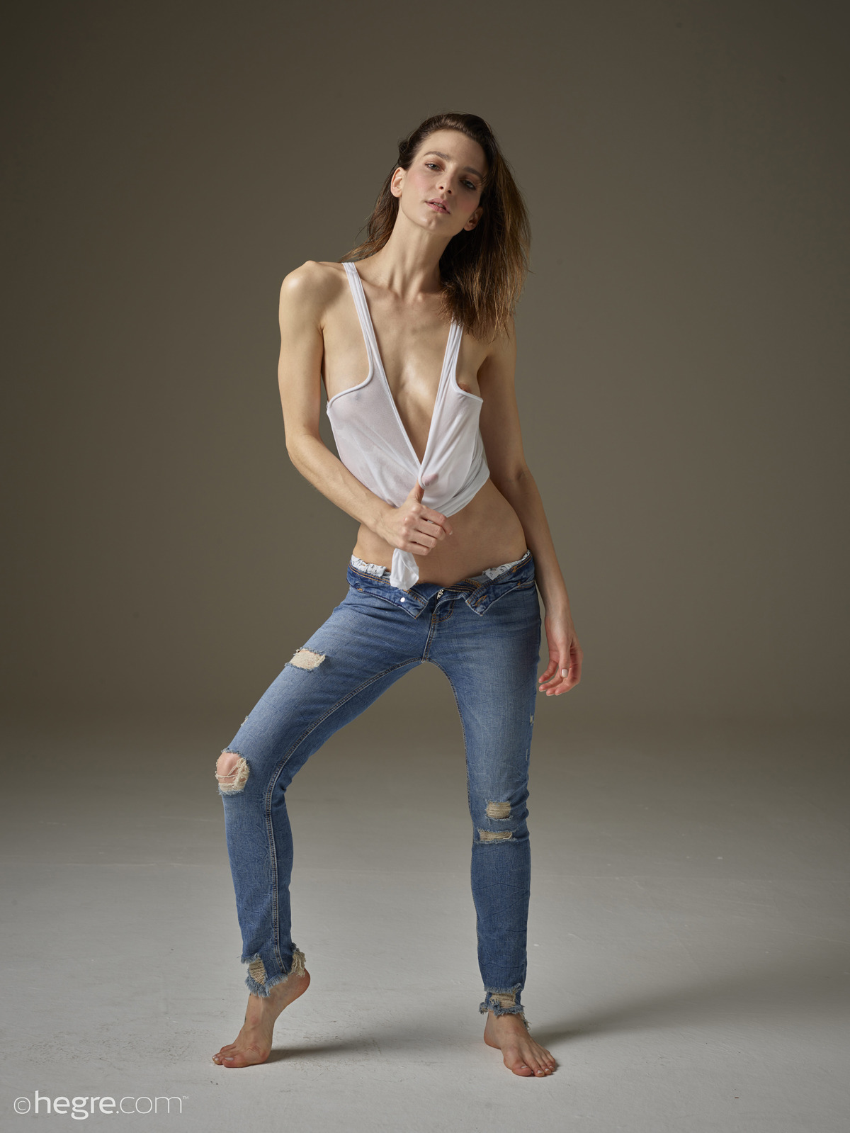 Flora Blue Jeans And White Vest - picture 00