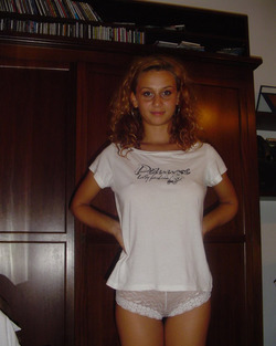 Curly Amateur Babe in Skinny Jeans - pics 00