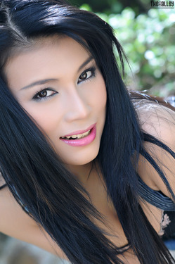 Annie Chui Spreading Pink Pussy - pics 01