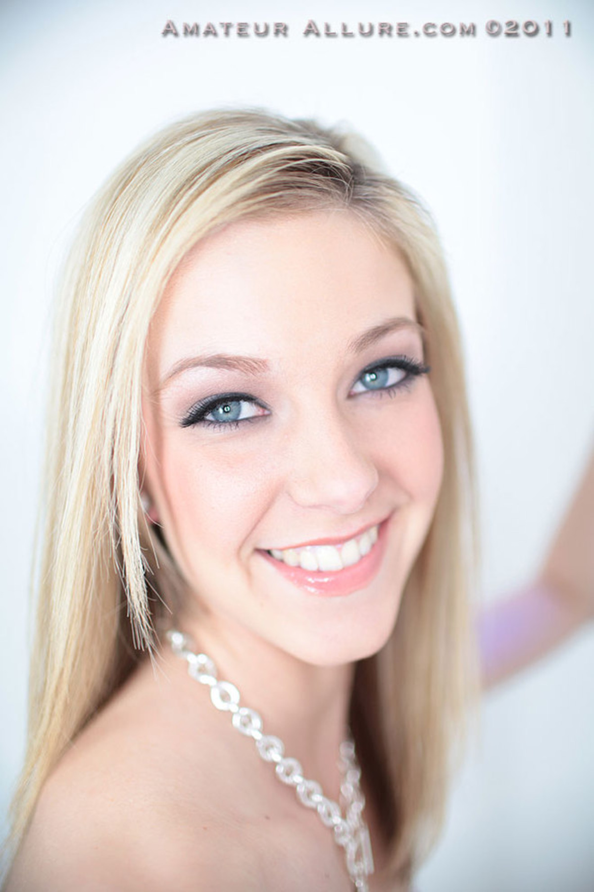 Sweet Blonde Giving a Really Hot Blowjob - picture 00