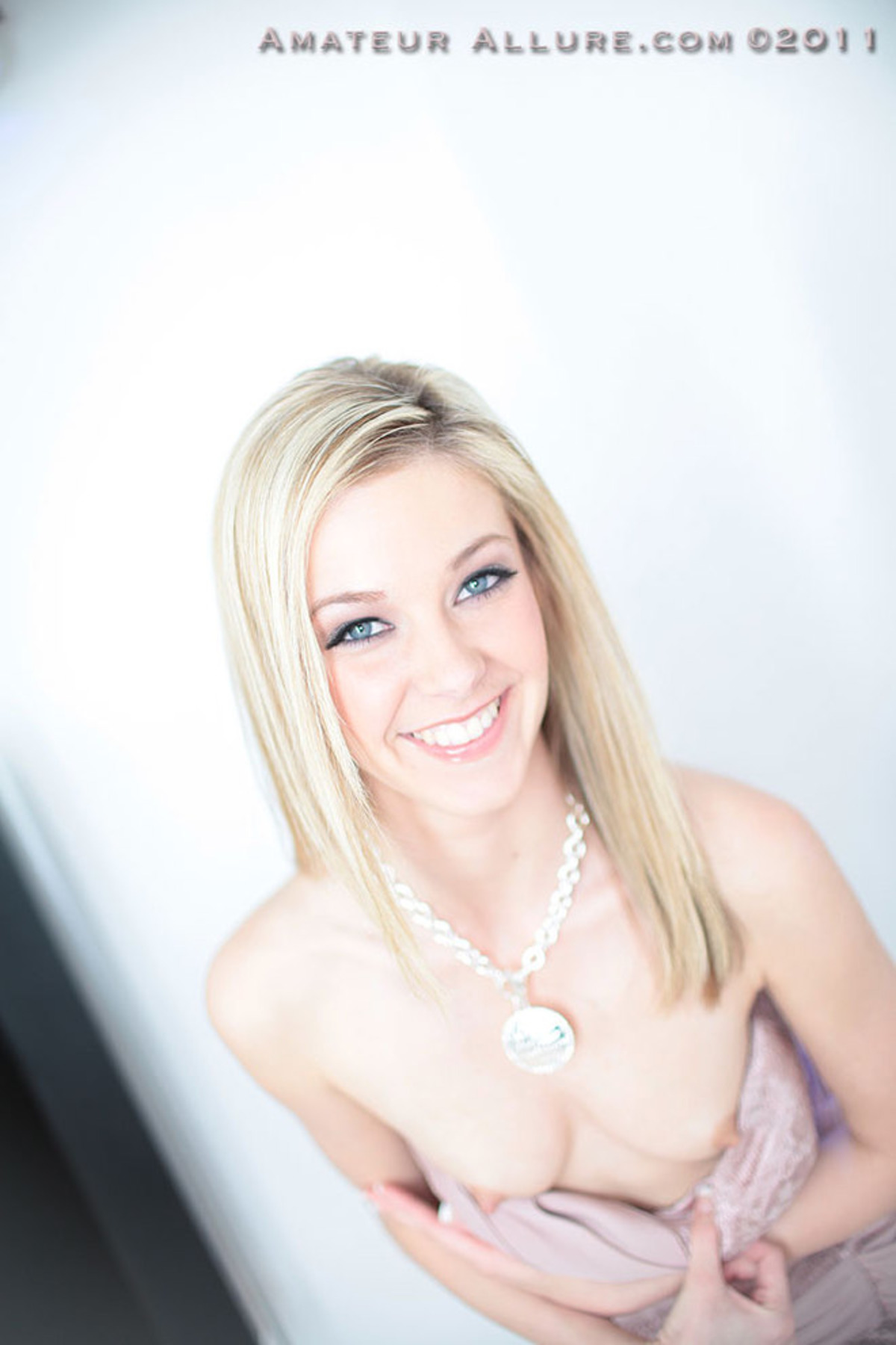 Sweet Blonde Giving a Really Hot Blowjob - picture 01