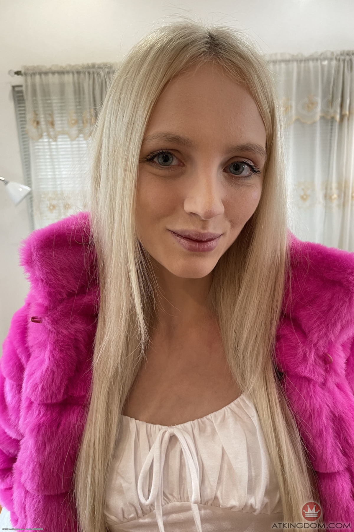 Kate Spreads all of her Pink Holes - picture 00