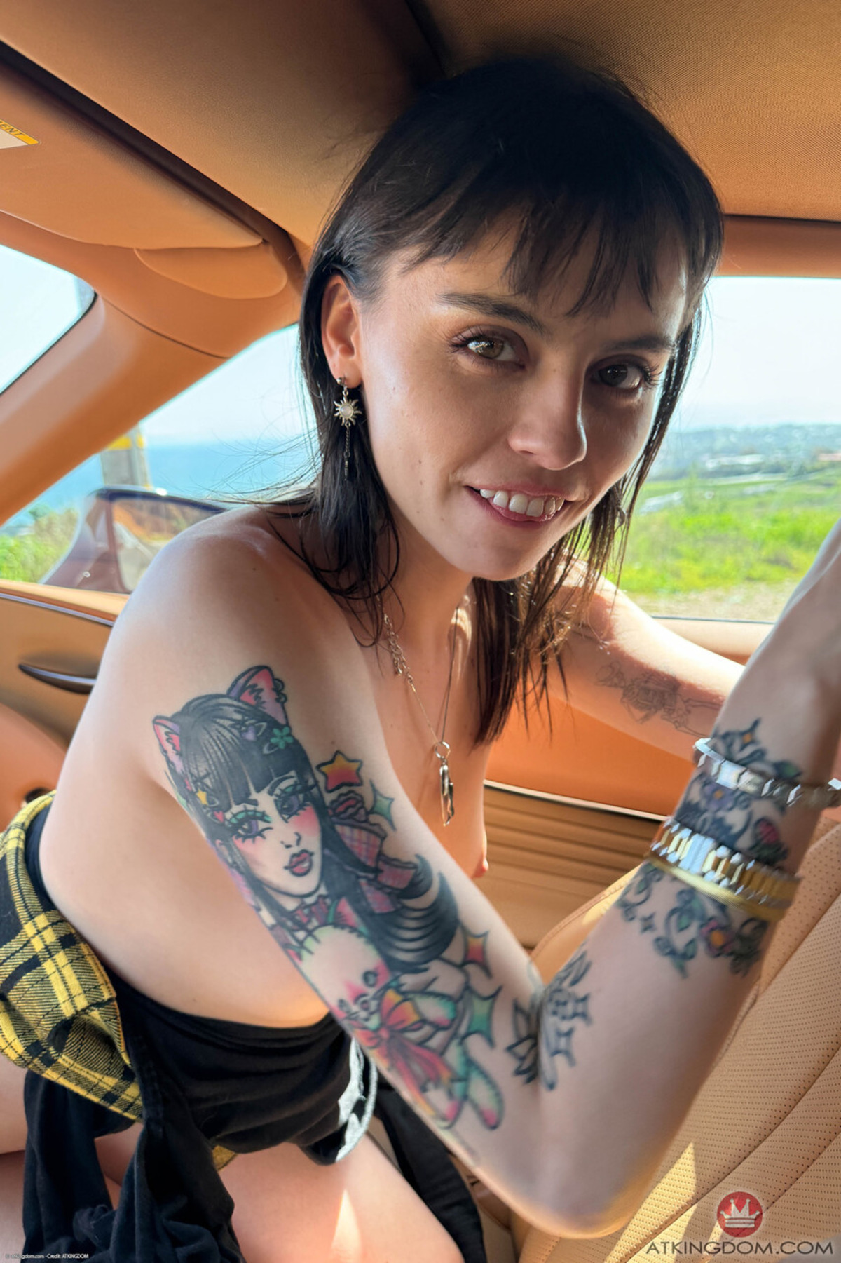 Angel Windell Upskirt Pussy Spreads - picture 16