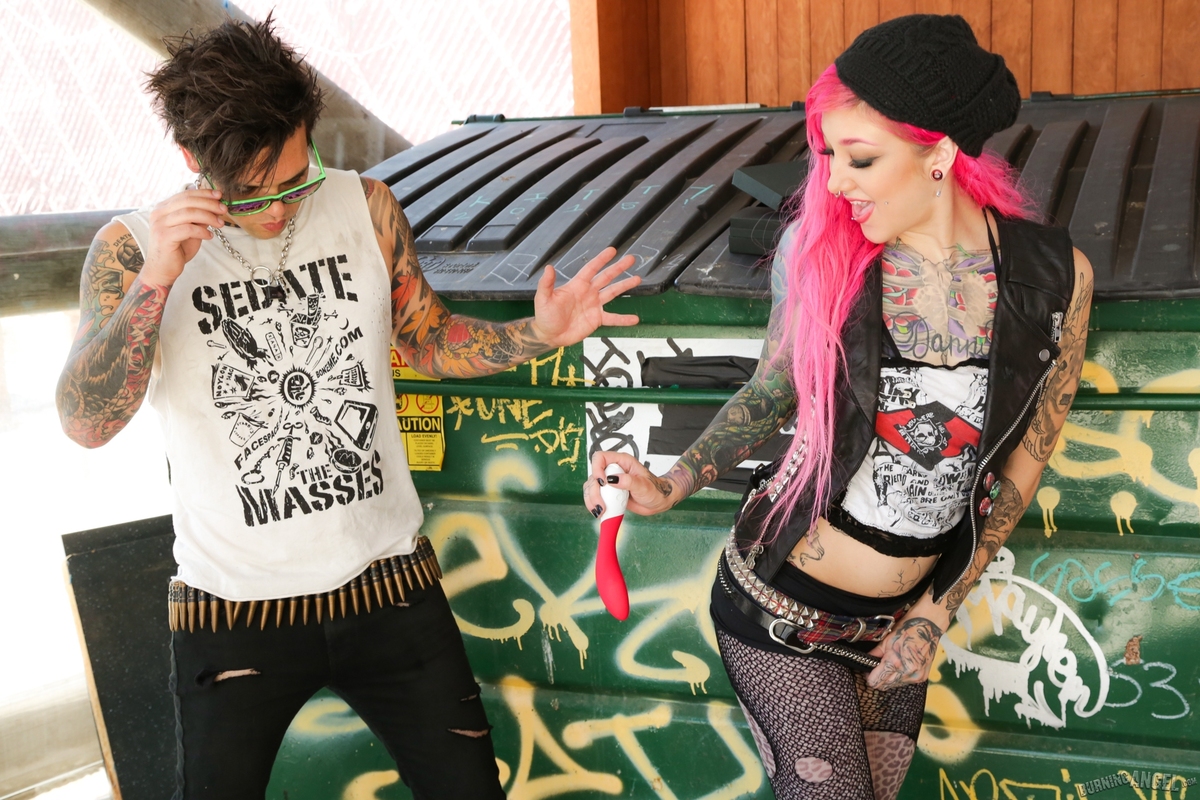Tattooed Slut Kelsi Lynn Fucking - picture 03