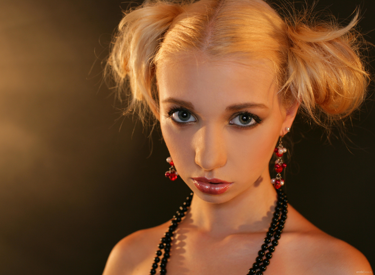 Miriama Kunkelova - Pony Tails - picture 01