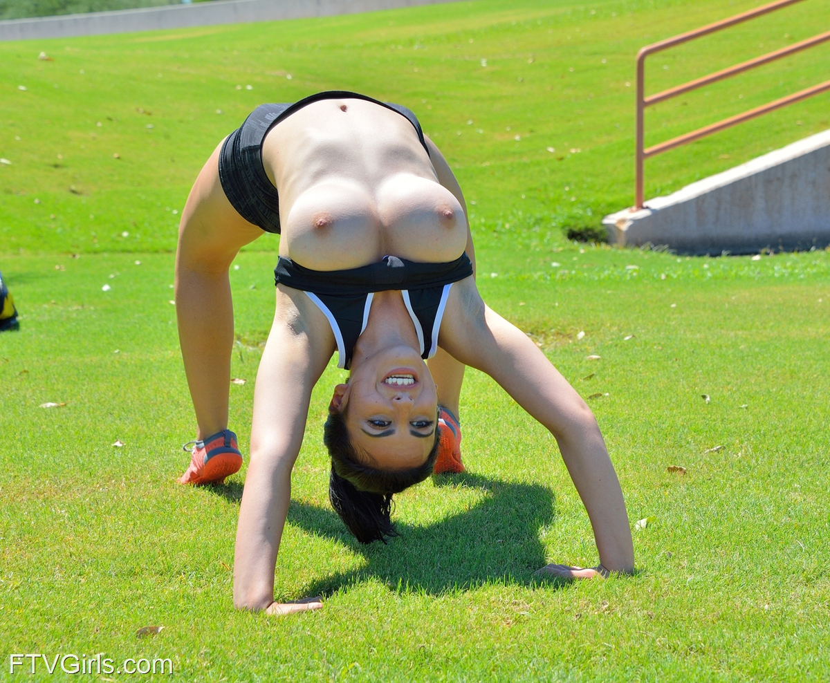 Saraya Shows Big Boobs in Public - picture 06
