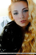 Golden Hair Babe in Shiny Latex - pics 00