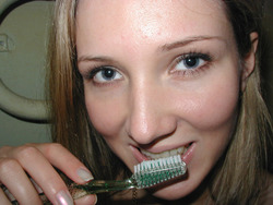 Sexy Amateur Girl - Tootbrush Affair - pics 01