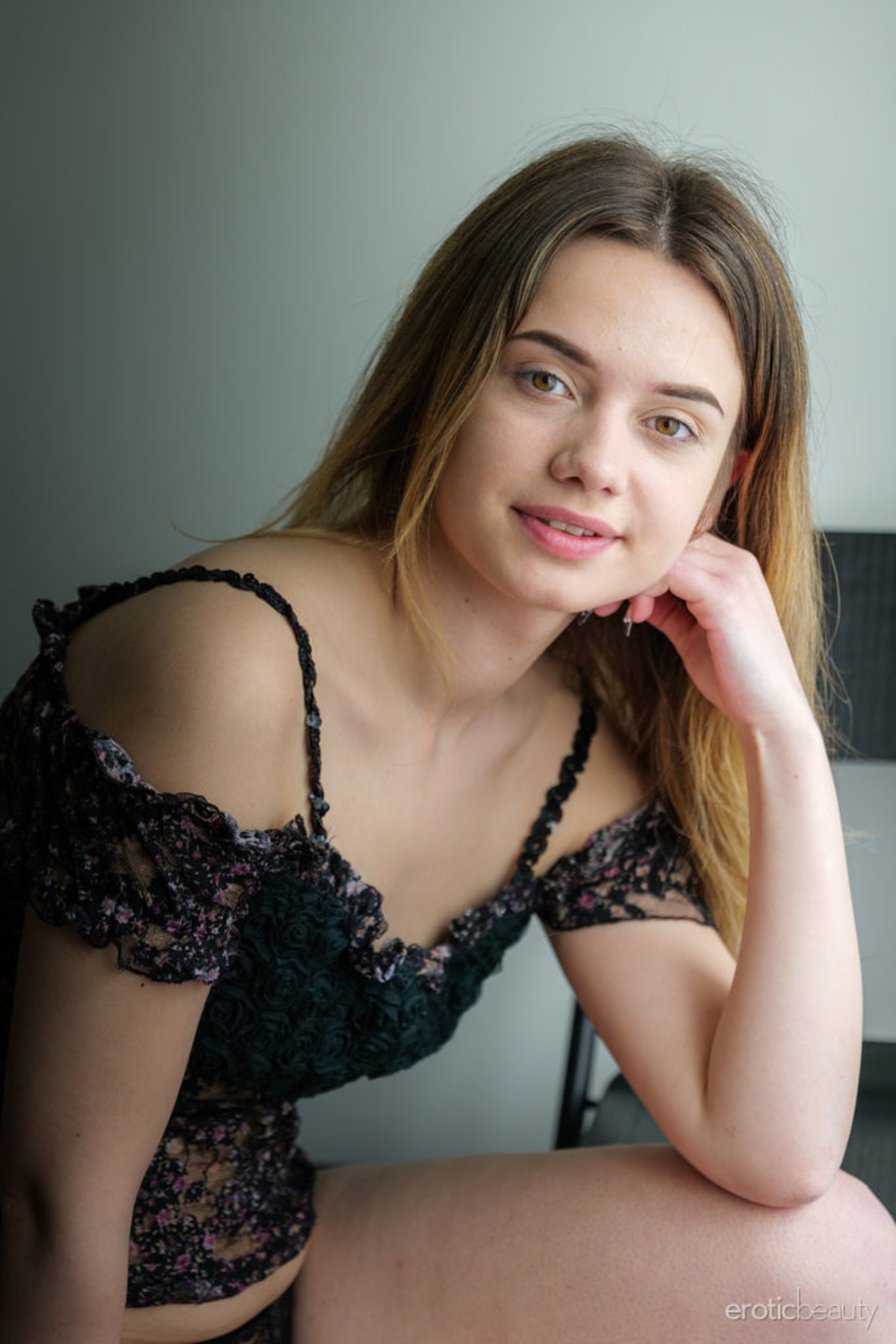 Trinity Free - Bald Pussy Pictures - picture 00