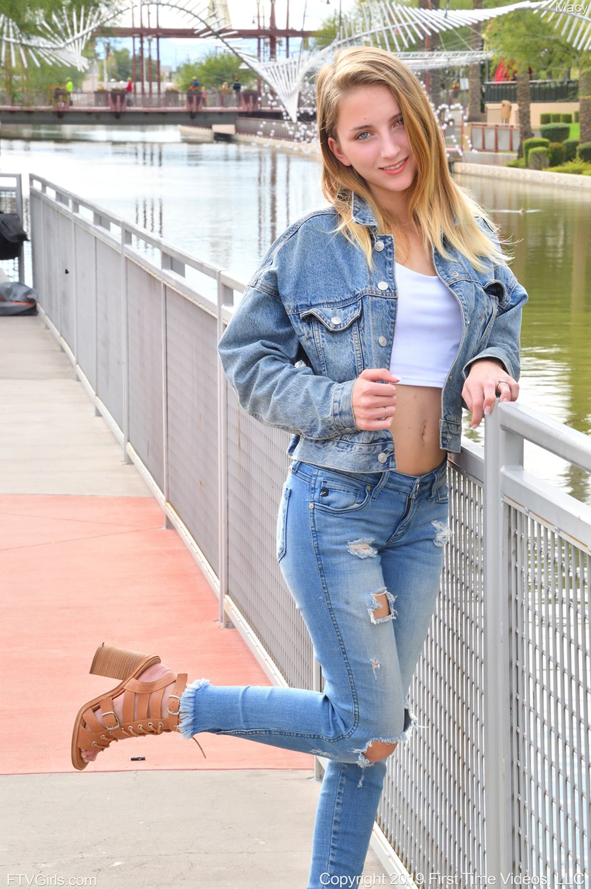 Sexy Macy Meadows - Ripped Jeans - picture 01
