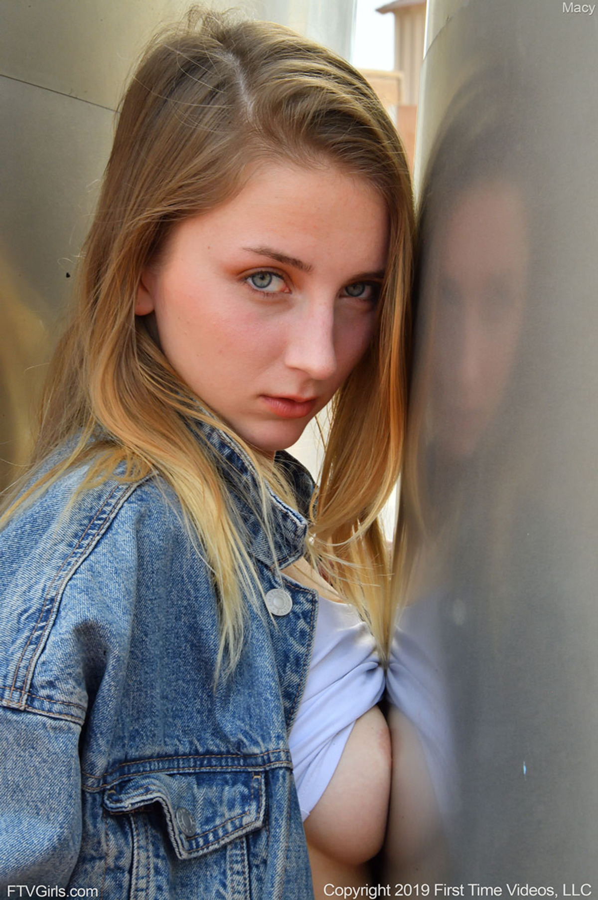 Sexy Macy Meadows - Ripped Jeans - picture 04