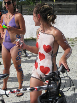 Painted Amateurs on their Bikes - pics 01