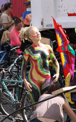 Painted Amateurs on their Bikes - pics 09