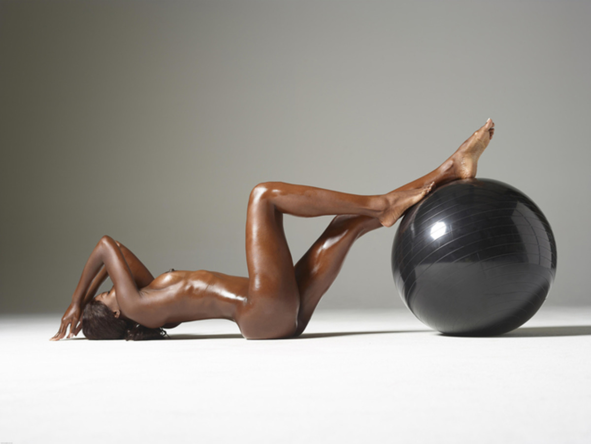 Simone Ebony Body vs Black Ball - picture 01