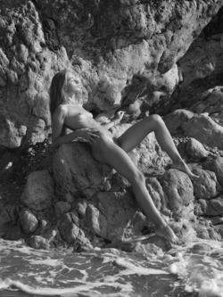 Natural Babe Milena on the Beach - pics 09