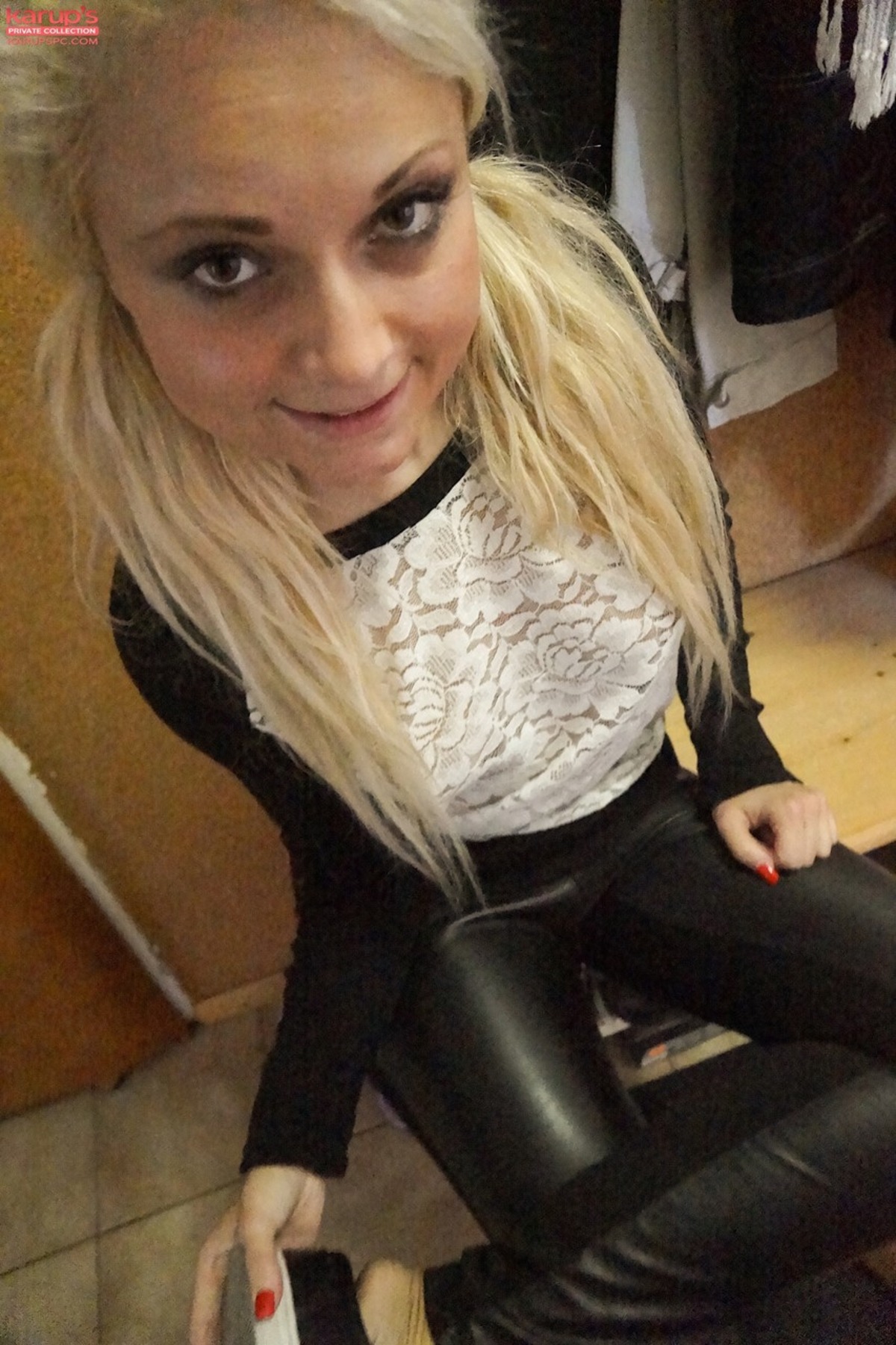 Amateur Blonde Chick - Nikola White - picture 01