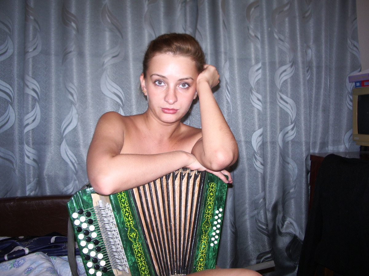 Sexy Amateur Babe Sucking a Banana - picture 15