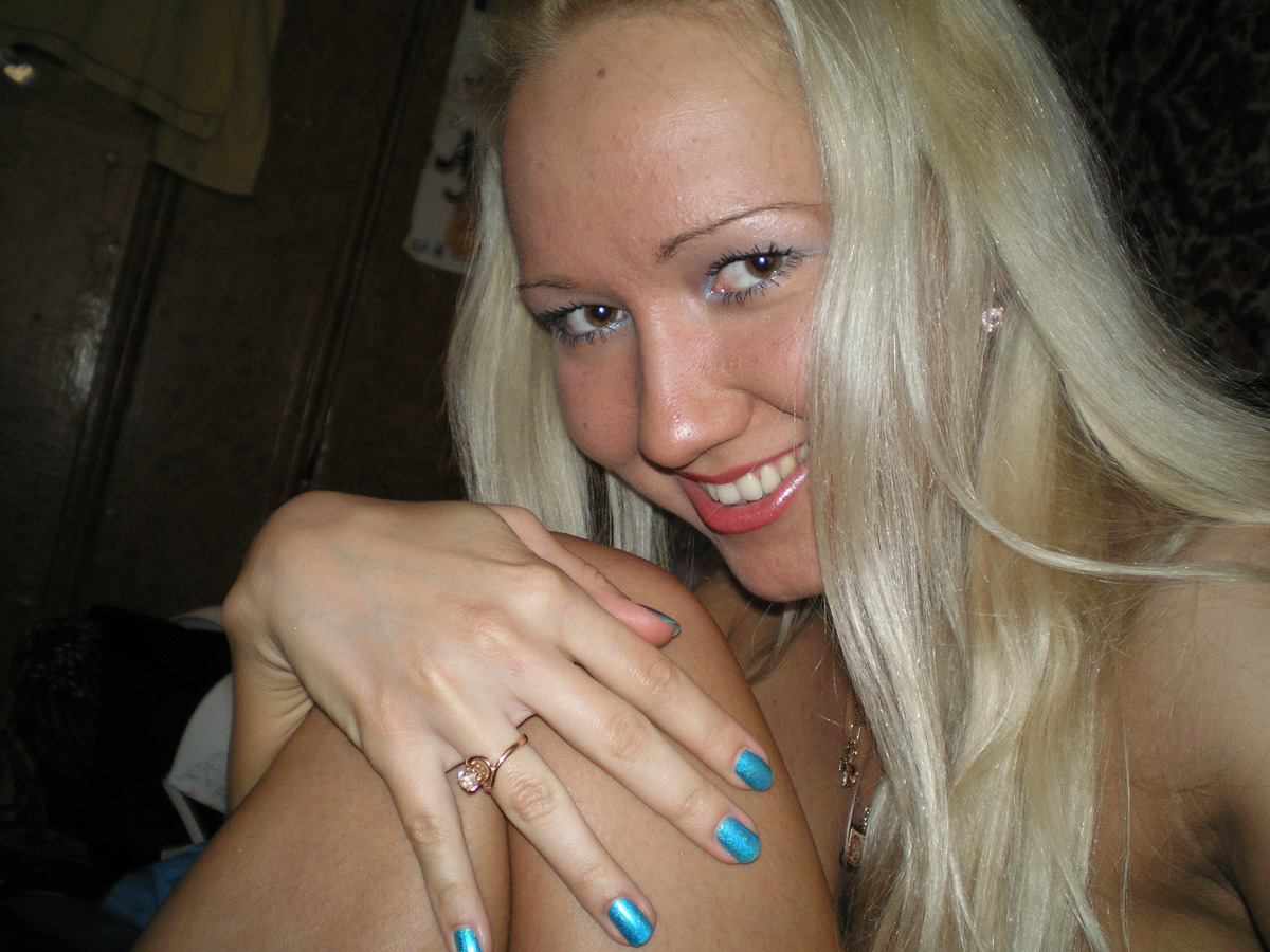 Amateur Babe Playing with a Sword - picture 12
