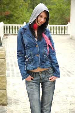 Sexy Jeans Babe Alisa B in Palpiti - pics 00