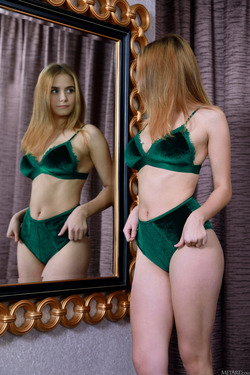 Busty Dakota Pink - Emerald Velvet - pics 01