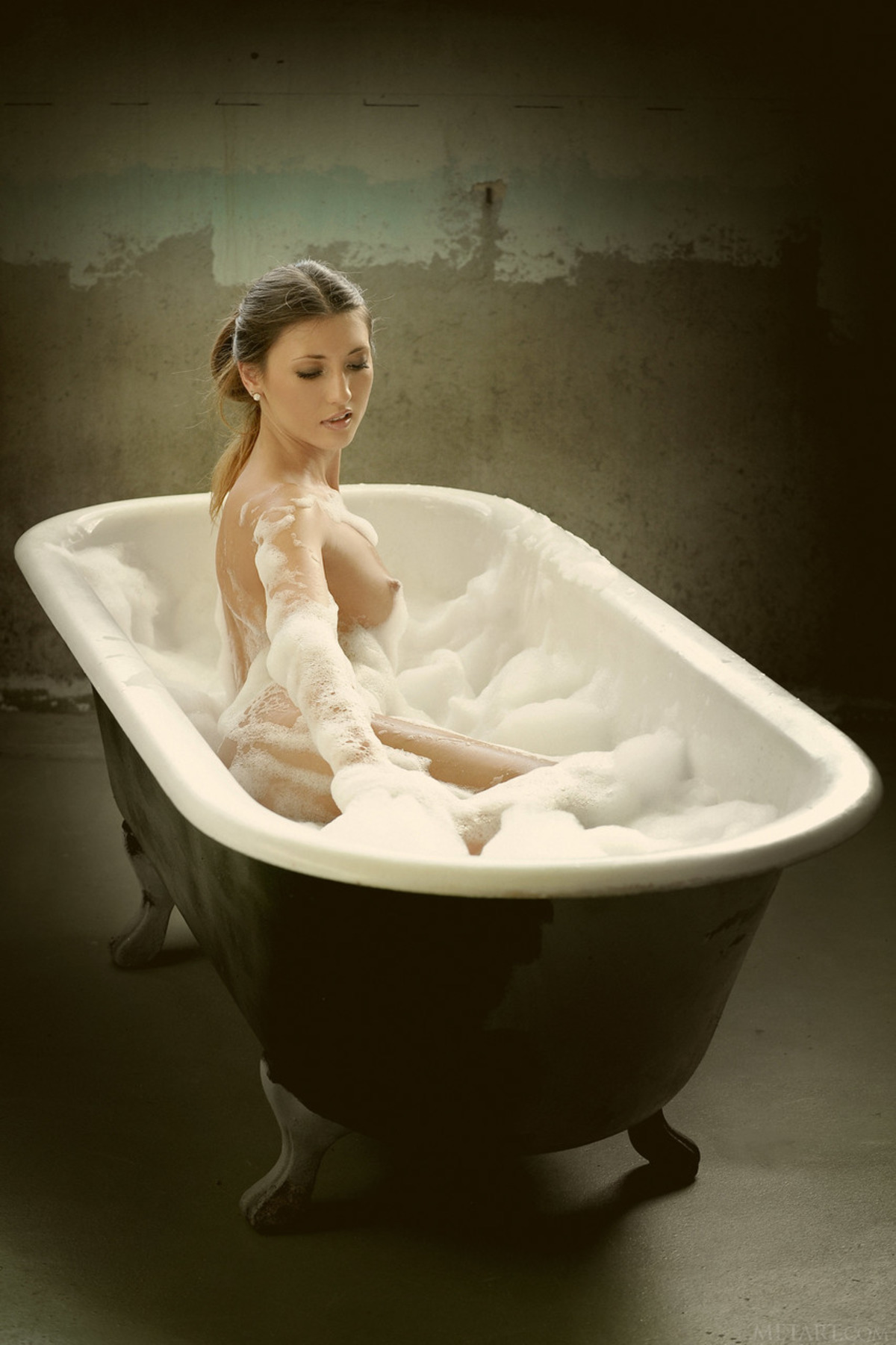 Sexy Brunette Saju A - Bubble Bath - picture 05