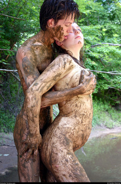 Amateur Couple Playing in the Mud - pics 02