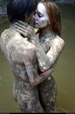 Amateur Couple Playing in the Mud - pics 14
