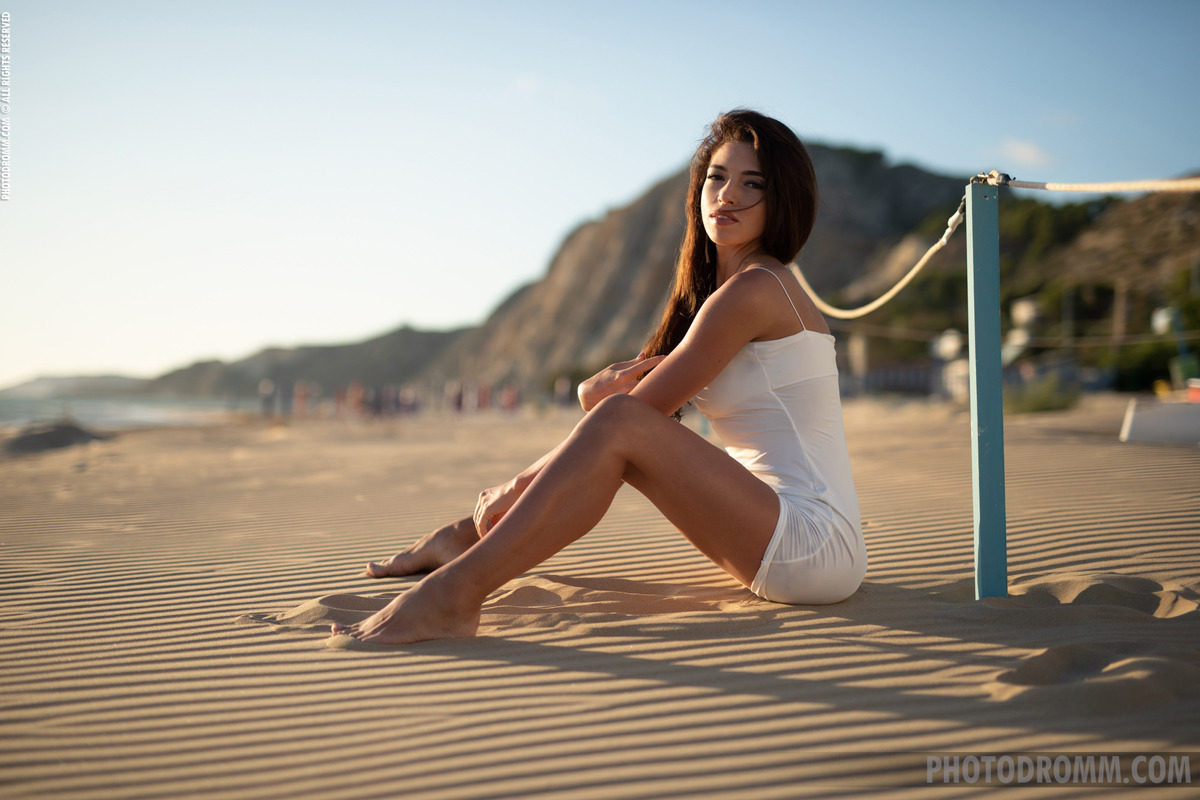 Beautiful Dream Babe Rachel: Sands - picture 00