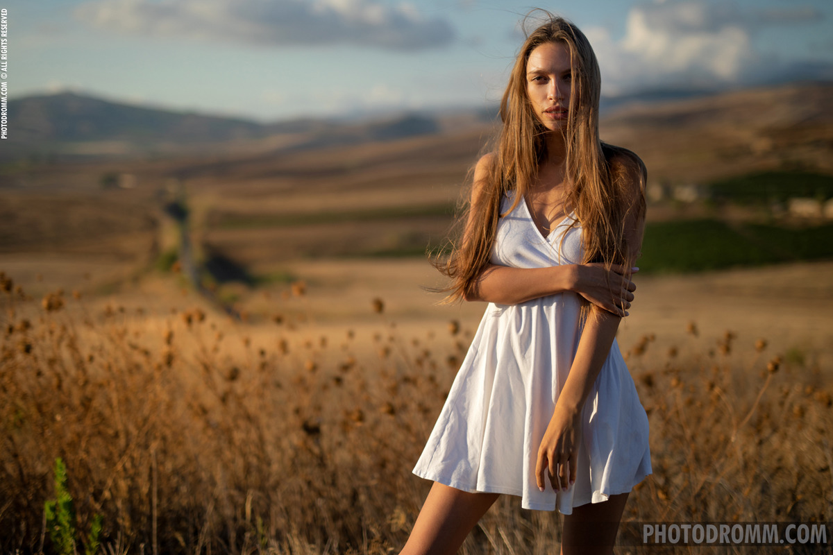 Leggy Model Alina - Fields of Gold - picture 00