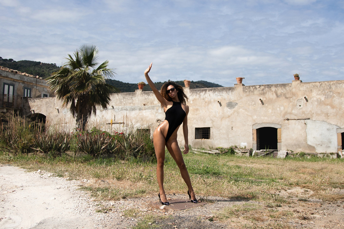 Beautiful Ebony Lola - La Hacienda - picture 00