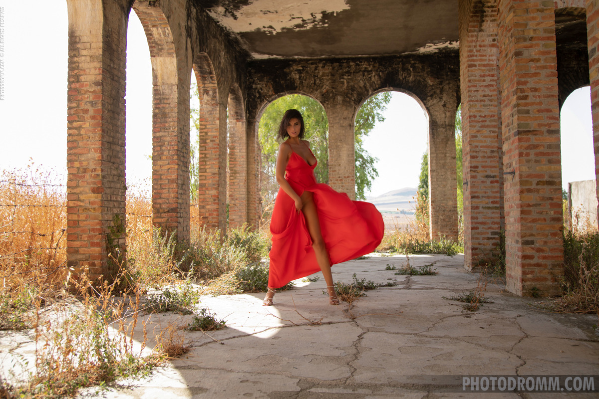 Hot Bombshell Giselle: The Arcades - picture 00