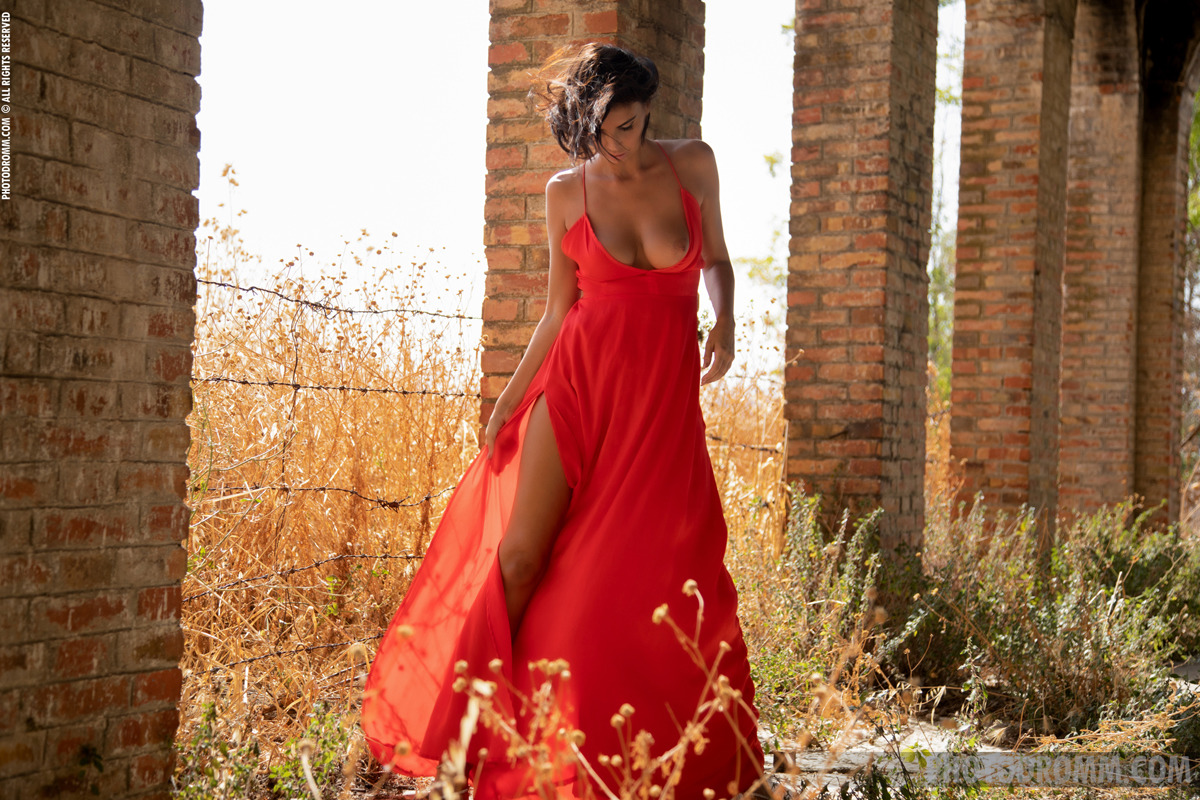 Hot Bombshell Giselle: The Arcades - picture 01
