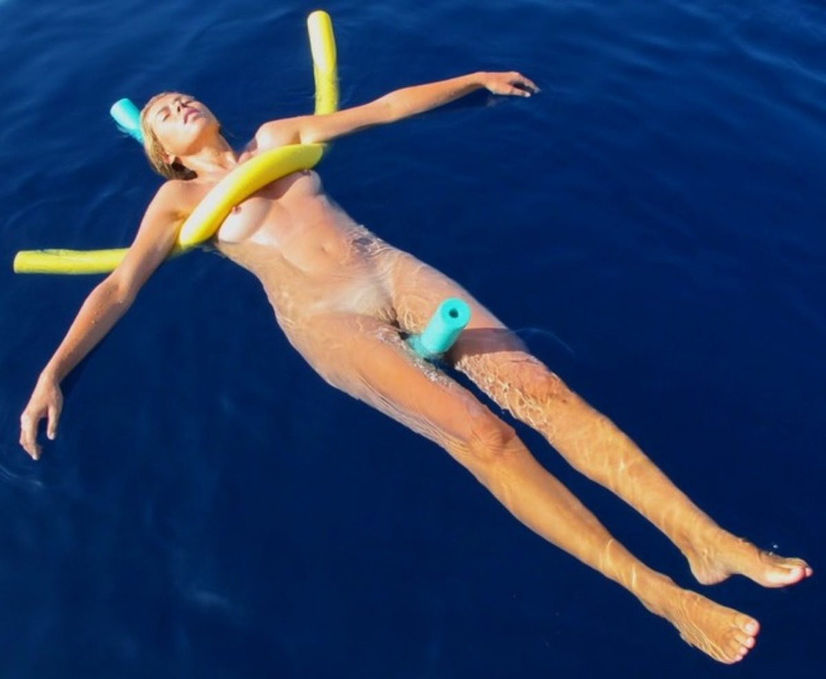 Natural Girl Funny Sunbathing - picture 01