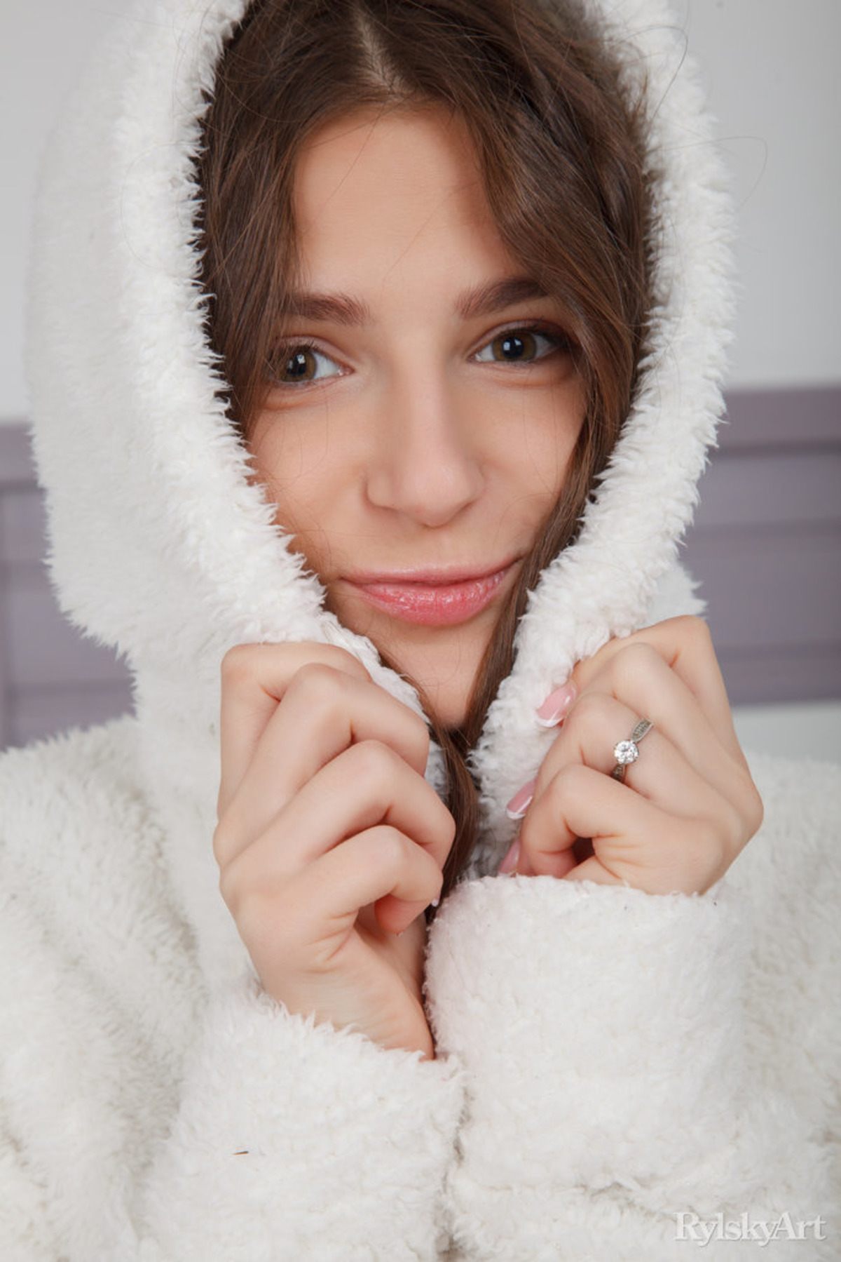 Sweet Yanetta in White Fur - Zimni - picture 00