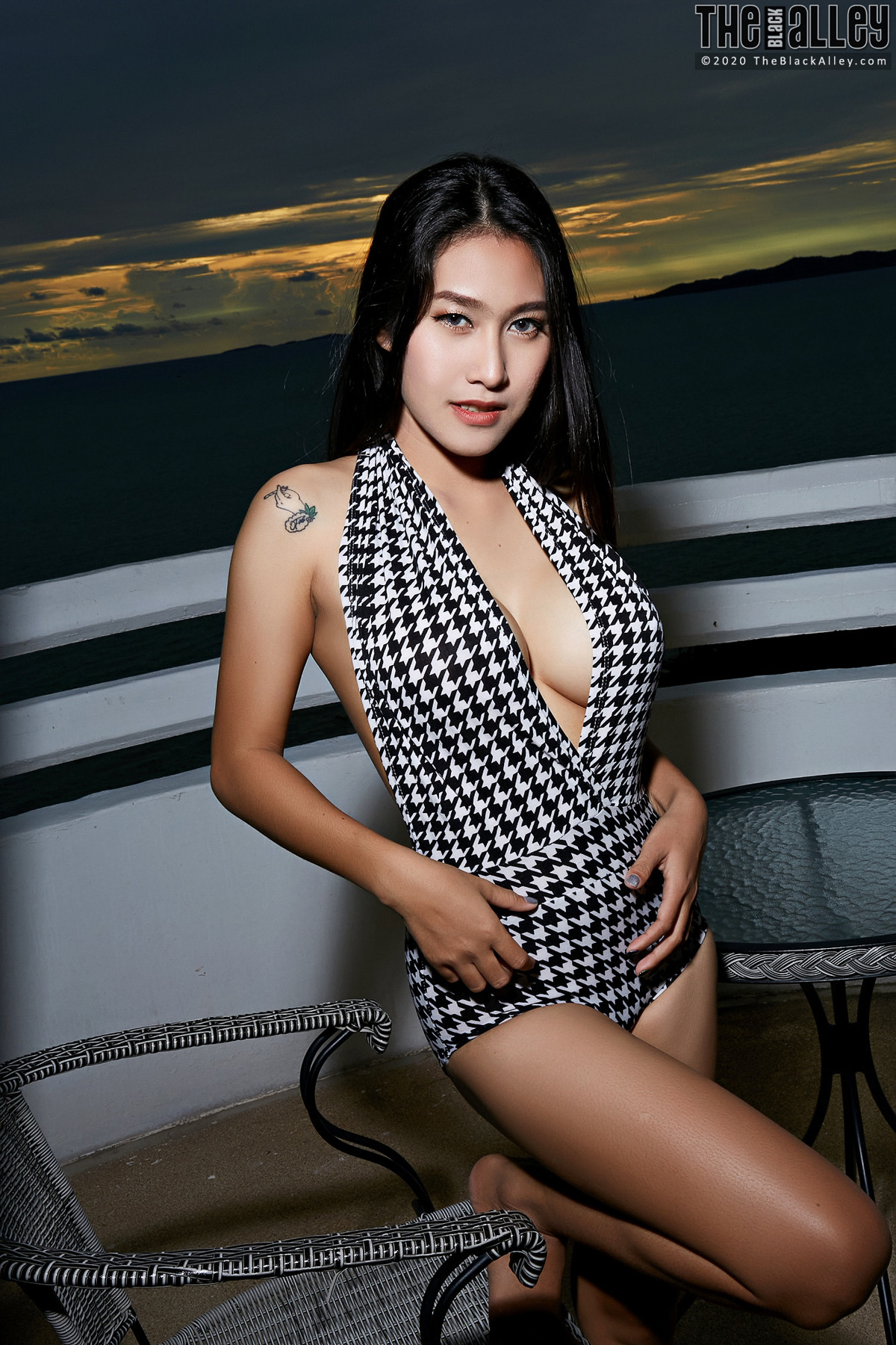 Asian Babe Linlin Sexy Swimsuit - picture 00