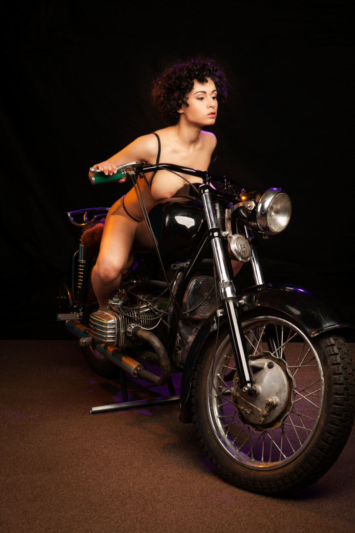 Busty Pammie Lee - Naked Rider - picture 00