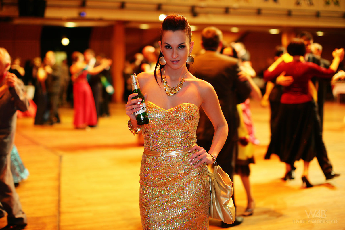 Gorgeous Babe Sexy Golden Dress - picture 11
